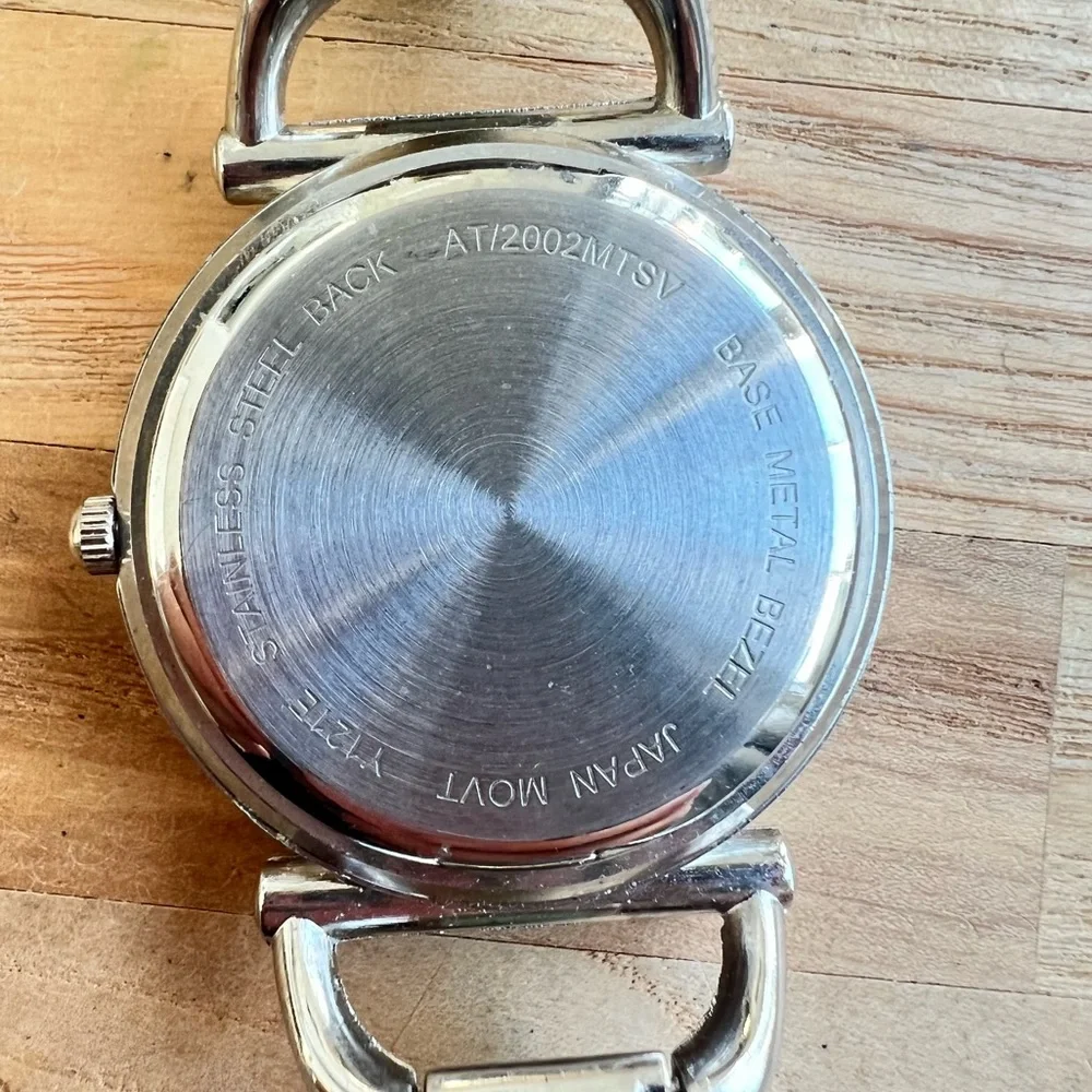 Attention ladies green enamel silver tone fashion bracelet Watch NEW BATTERY